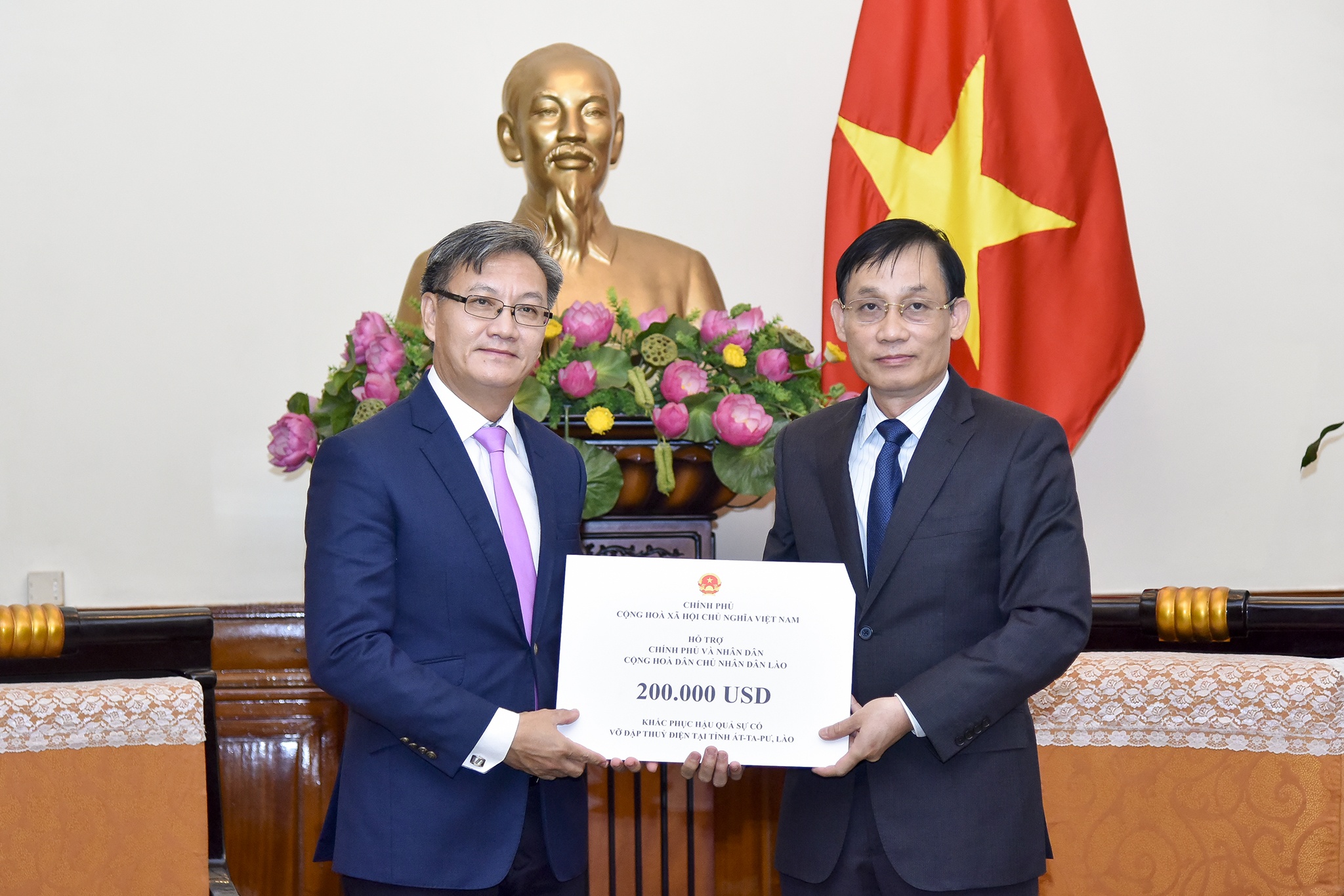 Viet Nam ung ho Lao 200.000 USD khac phuc su co vo dap thuy dien hinh anh