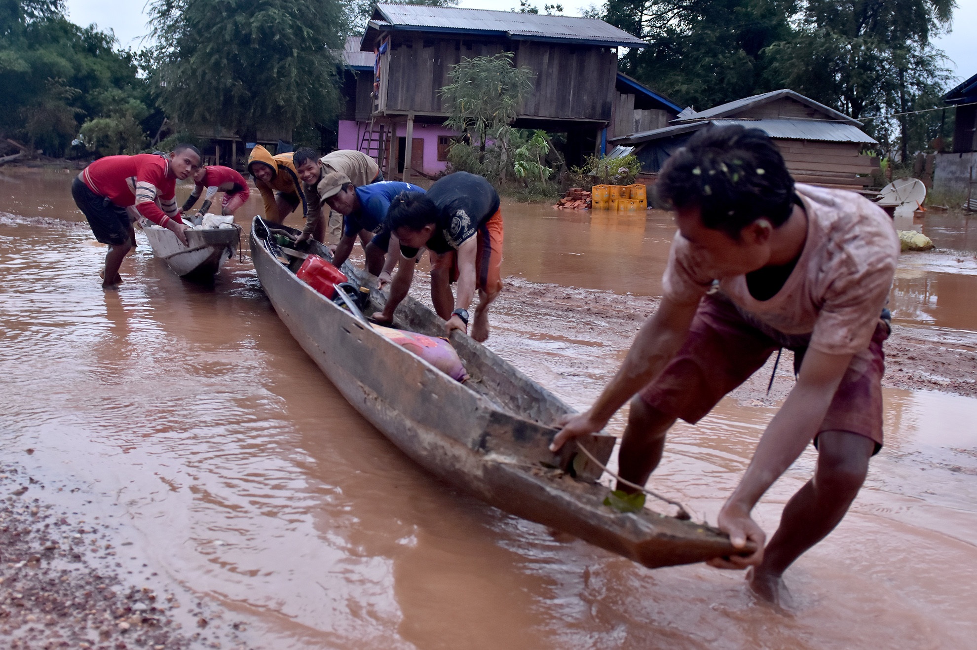 Tu ron lu sau sap dap thuy dien Lao: Bun phu do Attapeu hinh anh