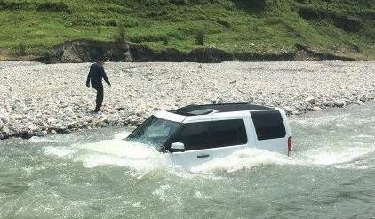 Xe sang mac ket khi rua duoi suoi de tiet kiem hinh anh