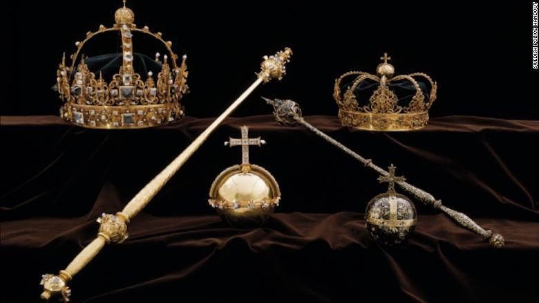 Trom co vat hoang gia, tau thoat giua ban ngay o Thuy Dien hinh anh