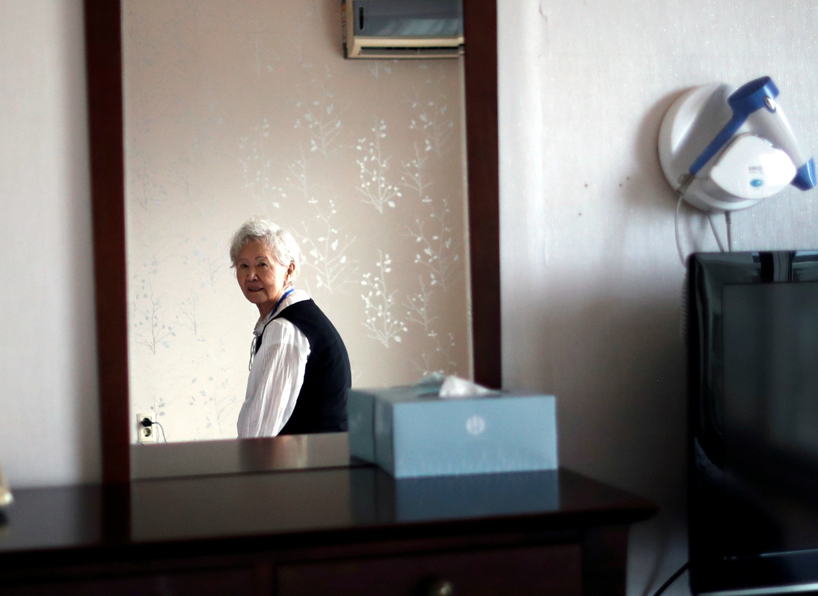 Doan tu Han - Trieu: Nguoi me 92 tuoi cho om con trai 68 nam khong gap hinh anh