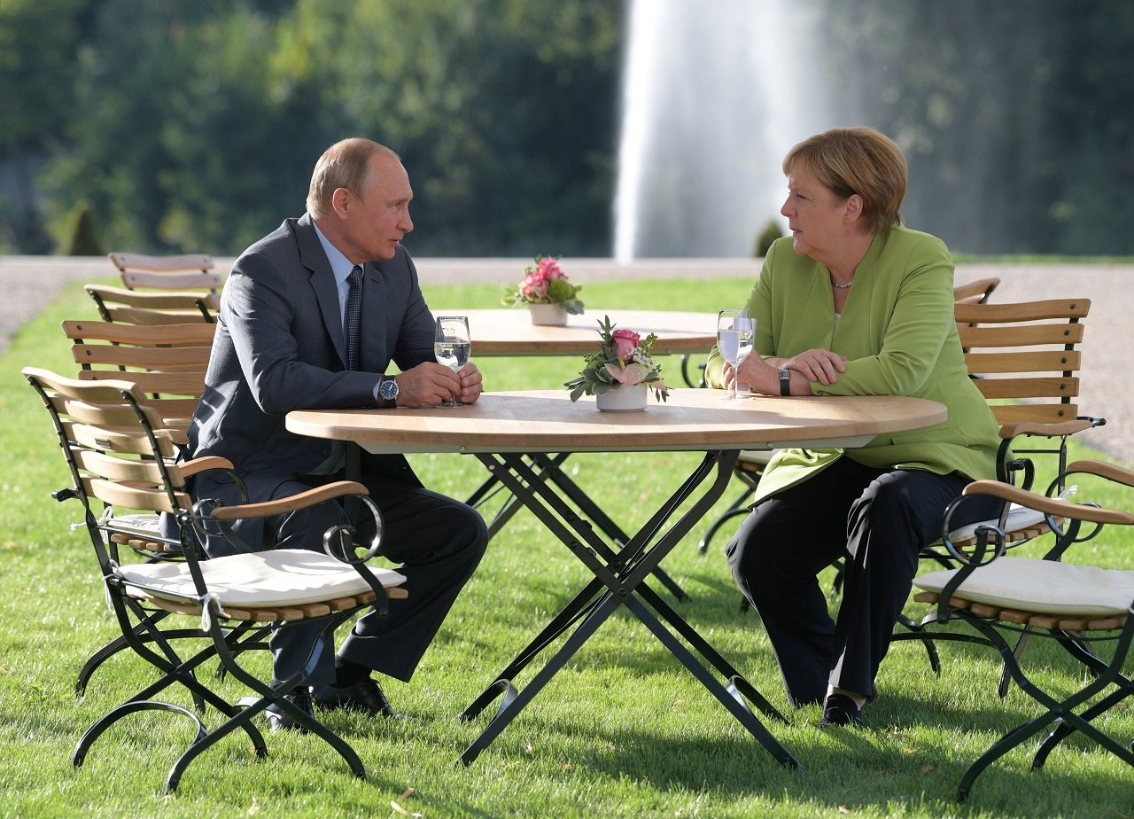 Putin den Duc, cung ba Merkel thao luan mot loat van de hoc bua hinh anh