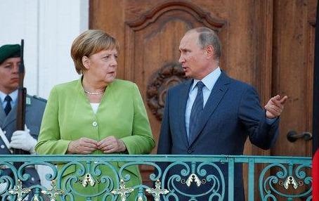 Putin va Merkel chuyen huong thuc dung sau nhieu nam cang thang hinh anh