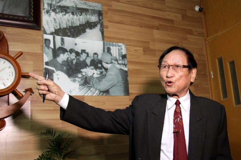 Cuu quan giao Hoa Lo ke ve mot John McCain 'buong binh' hinh anh