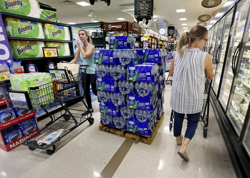 nguoi dan bo dong my chuan bi don bao anh 8