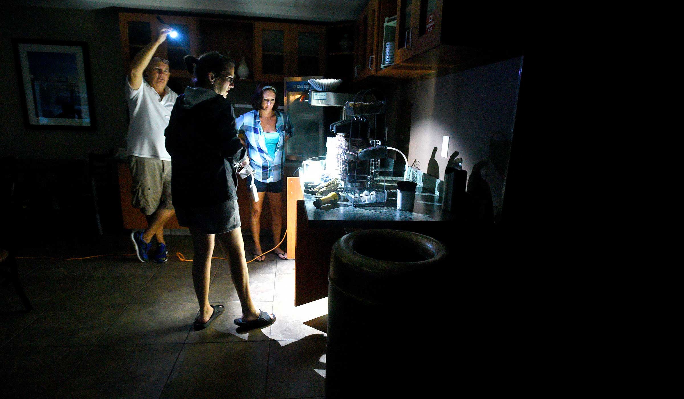 Bao Florence vao My: 'Da 70 nam chua tung thay con bao nhu the nay' hinh anh