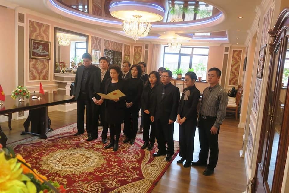 dai su quan viet nam to chuc le vieng anh 2