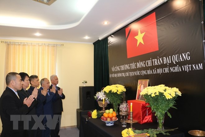 dai su quan viet nam to chuc le vieng anh 8