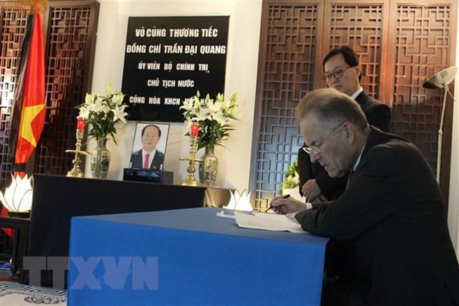 dai su quan viet nam to chuc le vieng anh 4