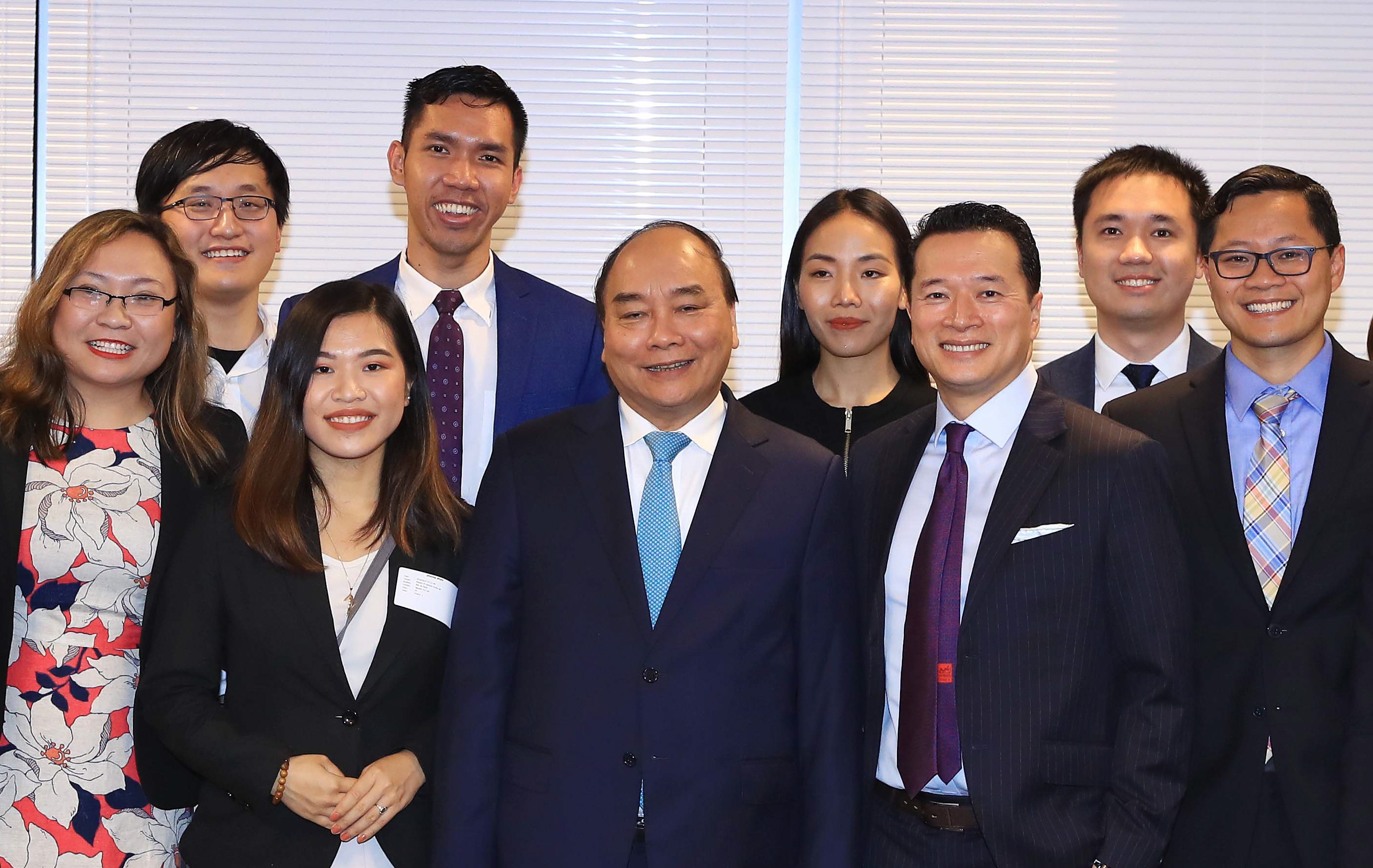 Thu tuong gap kieu bao va nhung nguoi ban My cua Viet Nam hinh anh