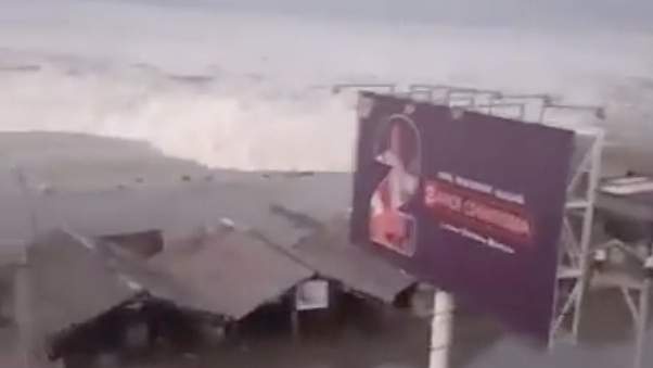 Song than cao 2 met ap vao thanh pho Indonesia sau dong dat hinh anh