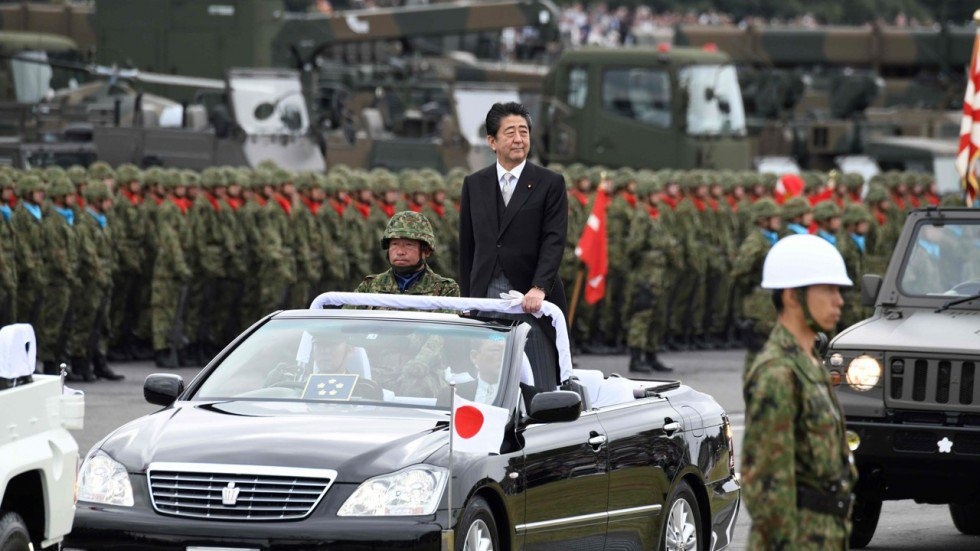 Thu tuong Nhat gap go binh si, quyet tam sua doi hien phap hinh anh