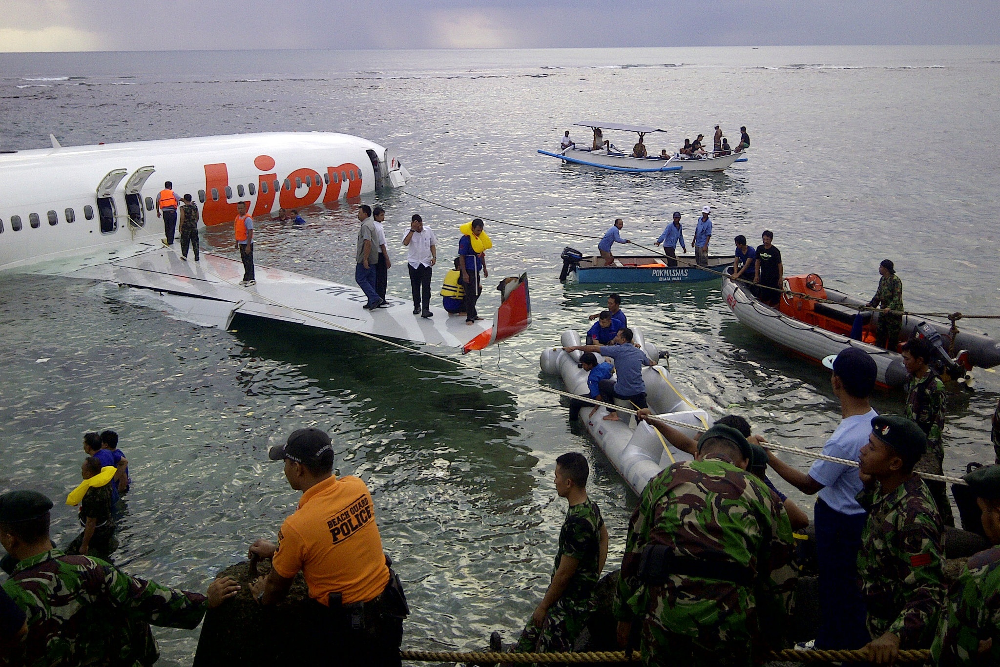 may bay roi o indonesia anh 3