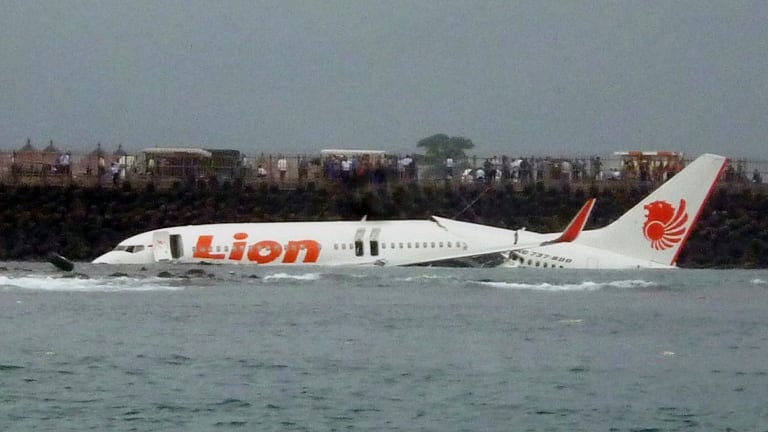 may bay roi o indonesia anh 4