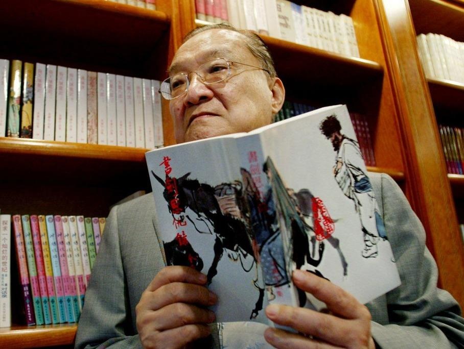 Kim Dung va cuoc doi lam bao ly ky khong kem tieu thuyet vo hiep hinh anh