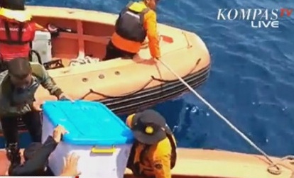 Tim thay hop den may bay Lion Air roi xuong bien Indonesia hinh anh