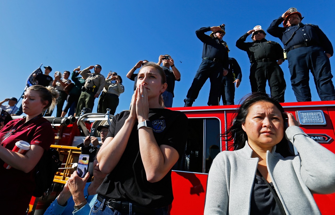 Nguoi My dung doc duong dua tien vien si quan hy sinh trong vu xa sung hinh anh