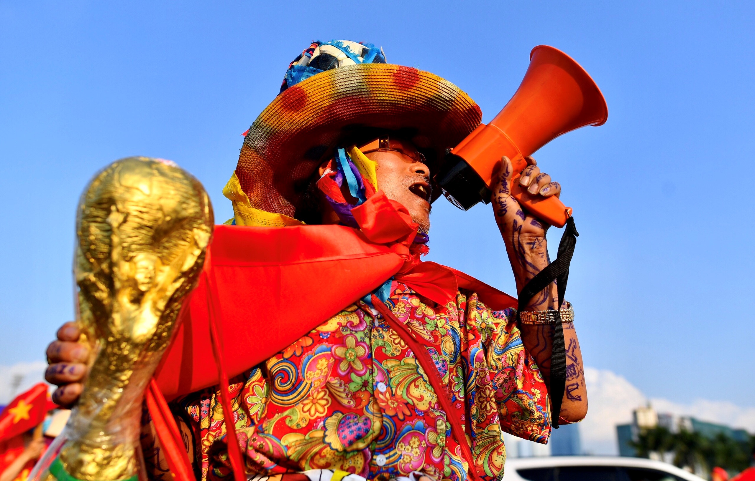 CDV sang co vu bong da o Malaysia can tranh khu vuc co bieu tinh hinh anh