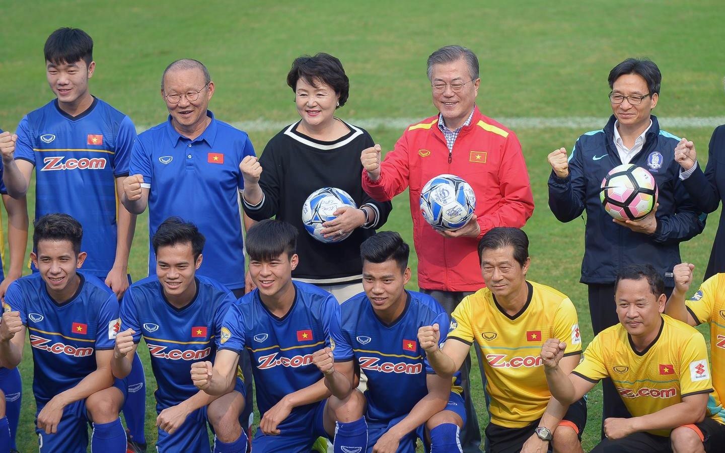 Tong thong Han Quoc chuc mung doi tuyen bong da VN va HLV Park hinh anh