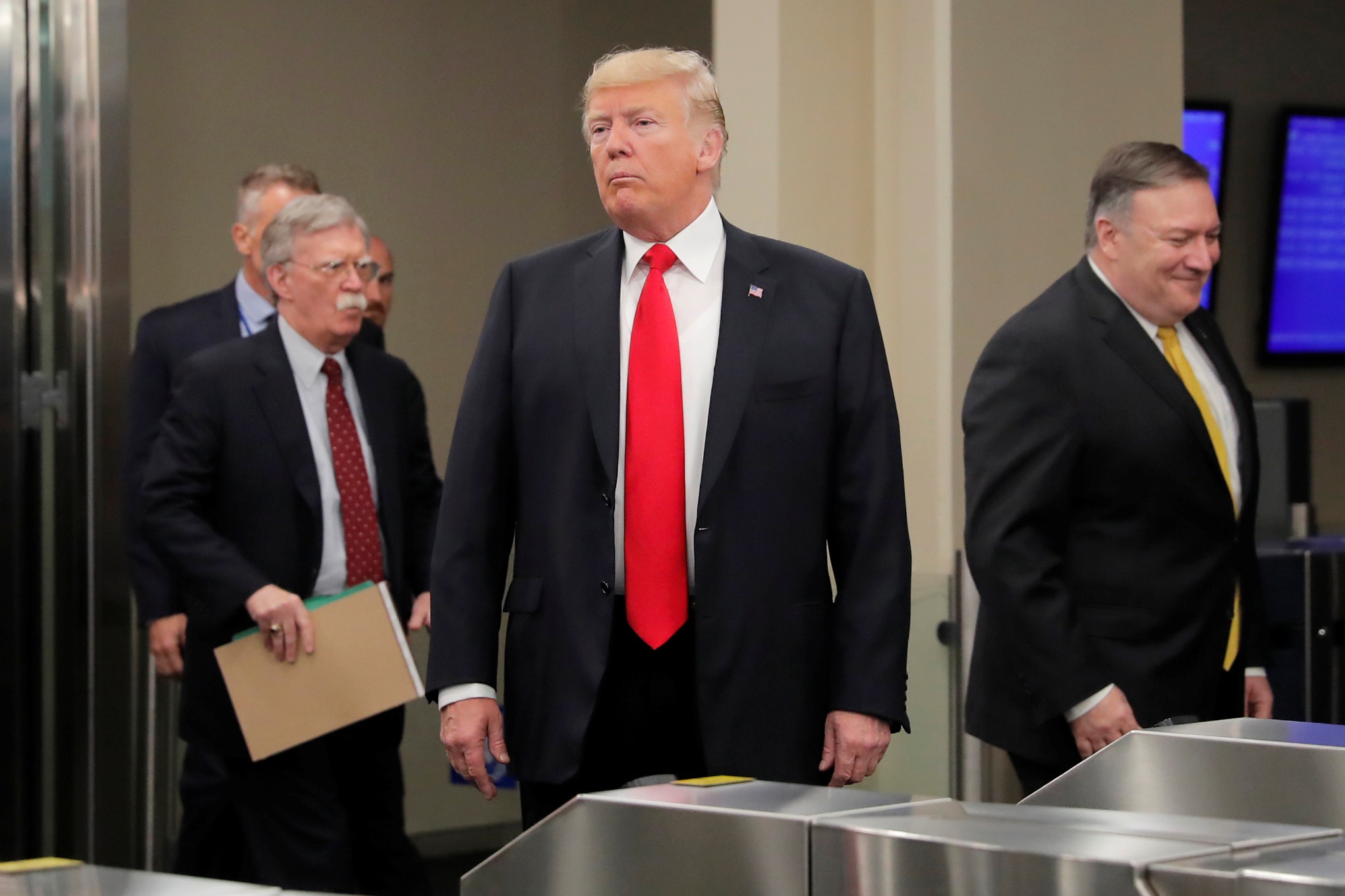 tuong cuoi cung cua trump ra di anh 2