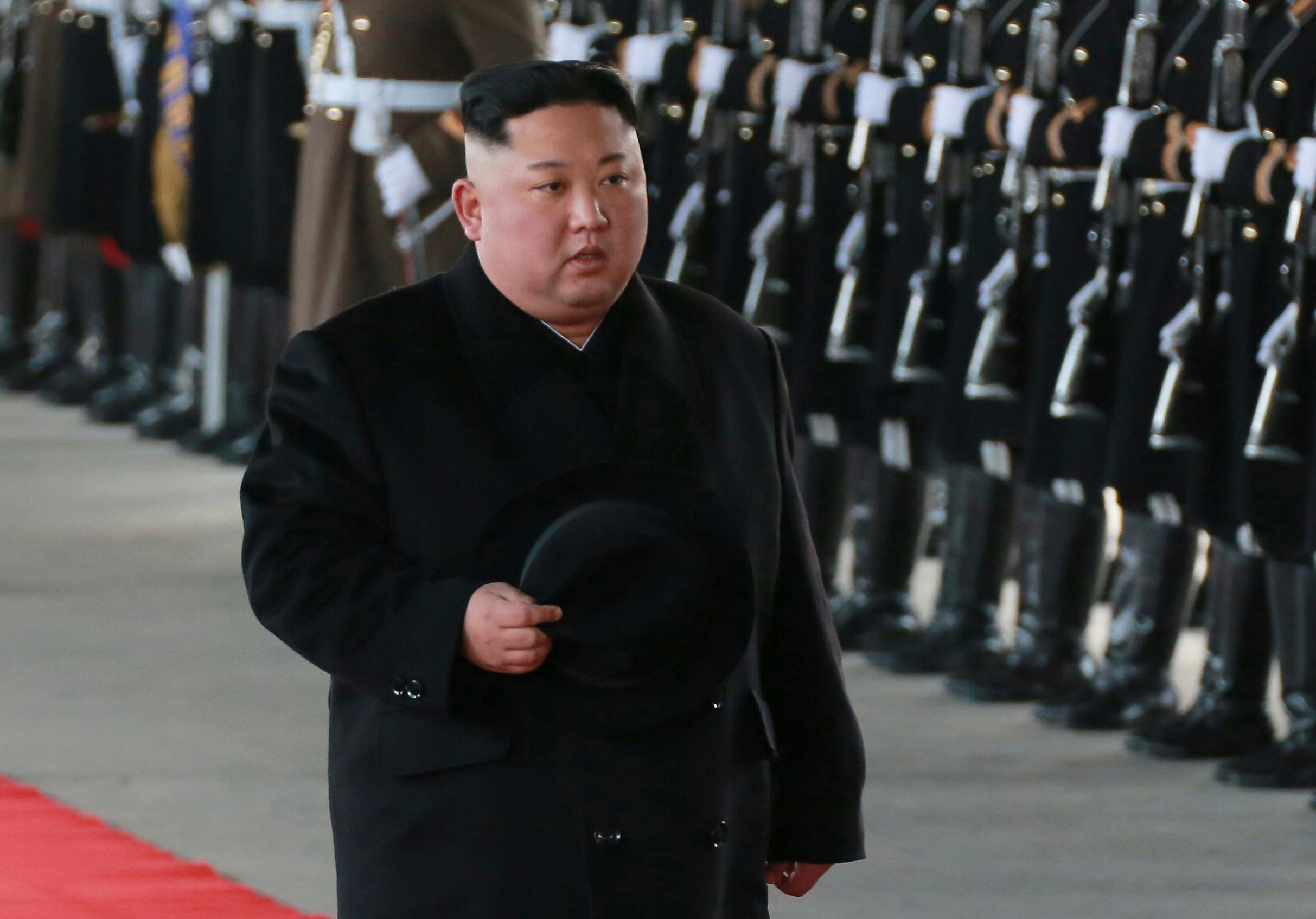 Quan chuc xep hang o ga tau tien Kim Jong Un di Trung Quoc hinh anh