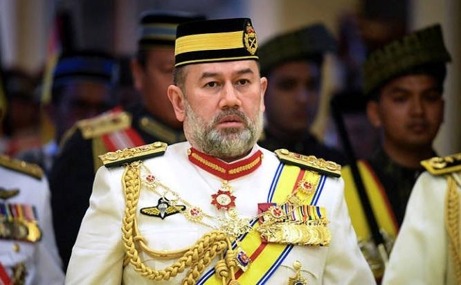 Quoc vuong Malaysia bi ep thoai vi de tranh phai mat mat? hinh anh