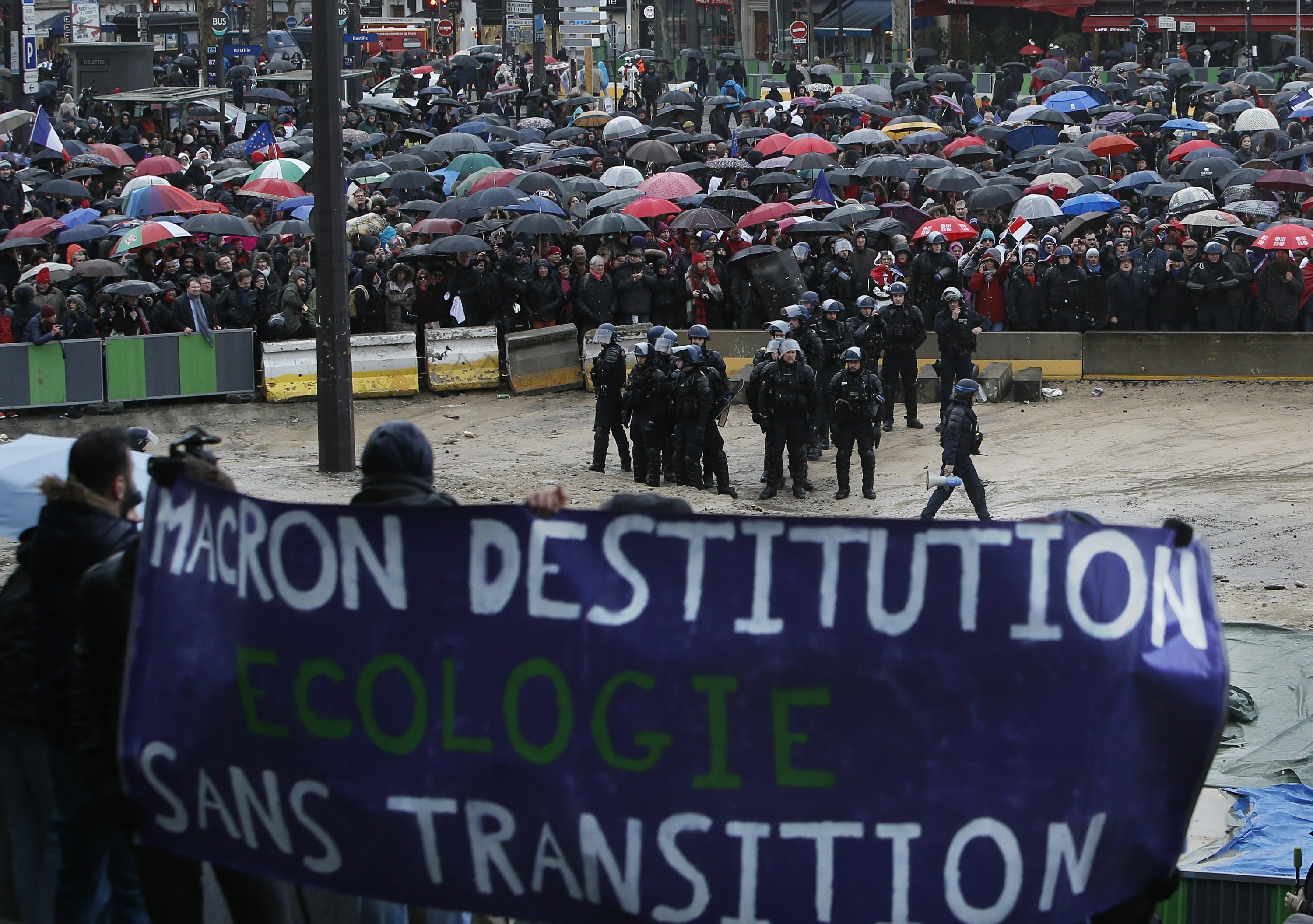 bieu tinh khan choang do tai phap anh 11