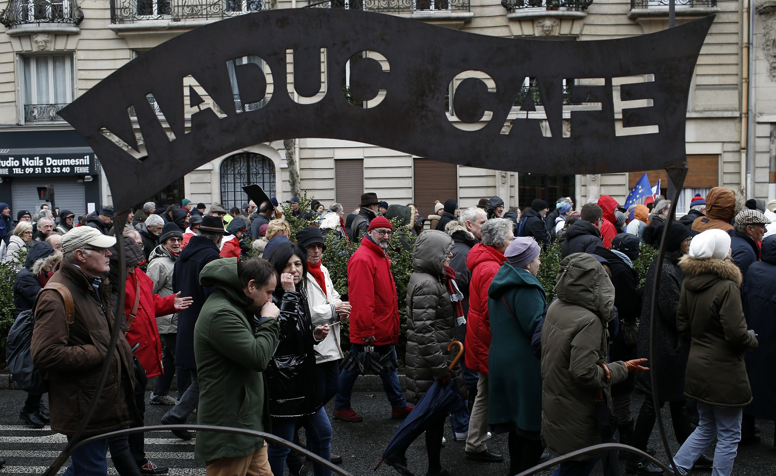 bieu tinh khan choang do tai phap anh 4