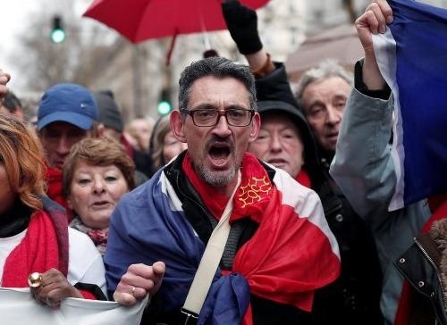 'Khan choang do' xuong duong phan doi 'ao khoac vang' tai Phap hinh anh