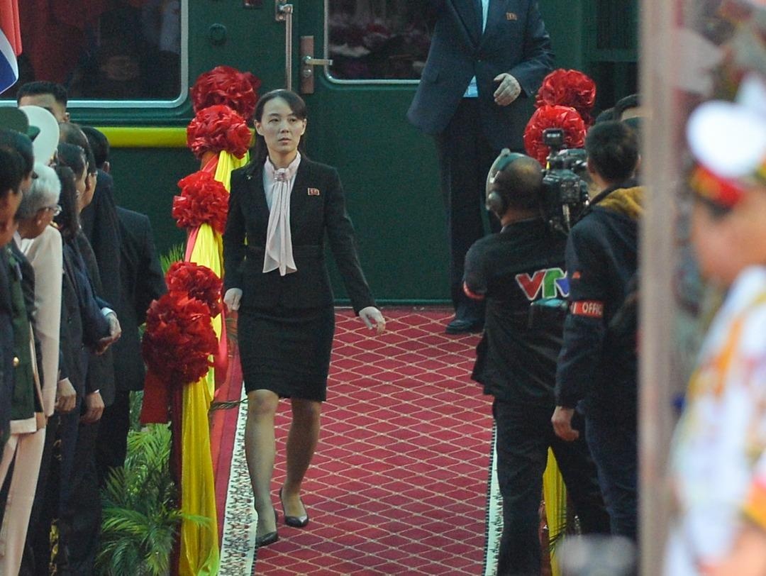 Em gai than can kiem tra san ga truoc khi ong Kim Jong Un xuong tau hinh anh