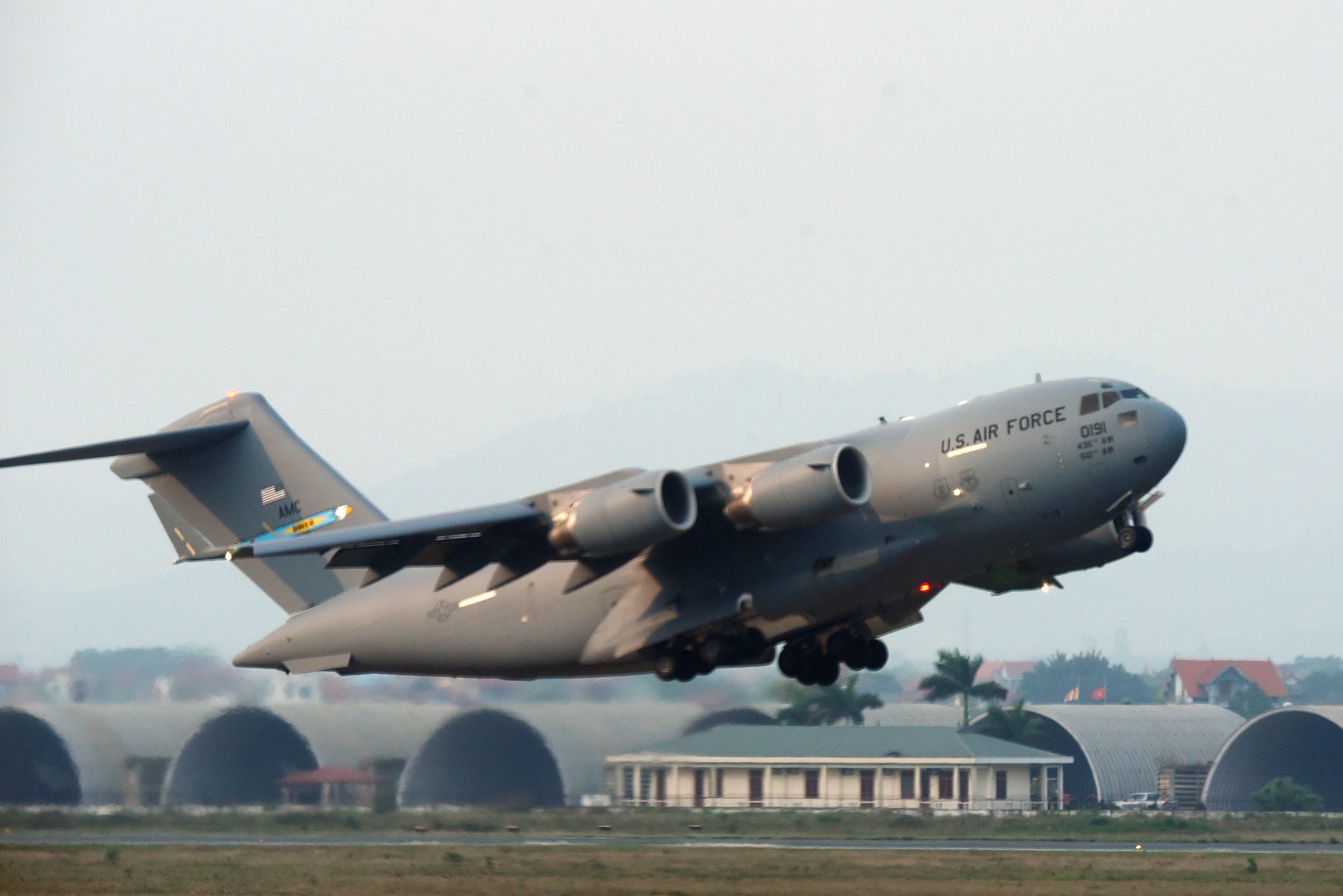 'Ngua tho' C-17 cua Khong quan My ha canh tai Noi Bai hinh anh