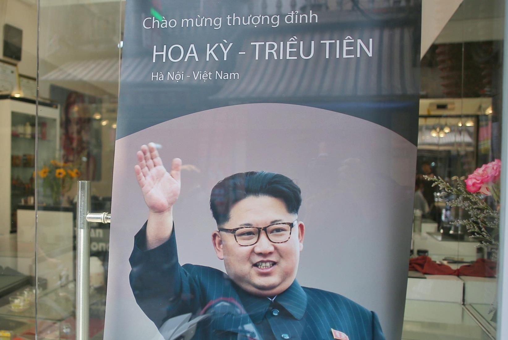 Mien phi cat toc kieu ong Trump, Kim Jong Un tai Ha Noi hinh anh
