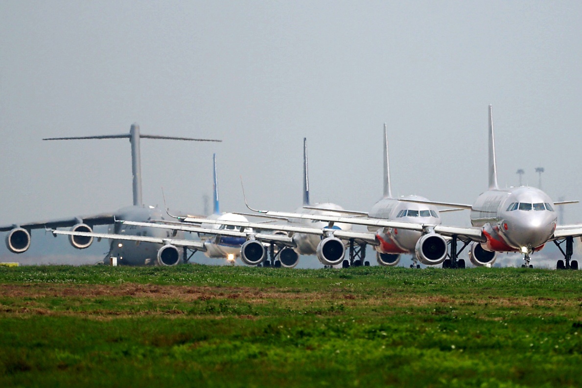 'Ngua tho' C-17 cua My xep hang cho cat canh tai Noi Bai hinh anh