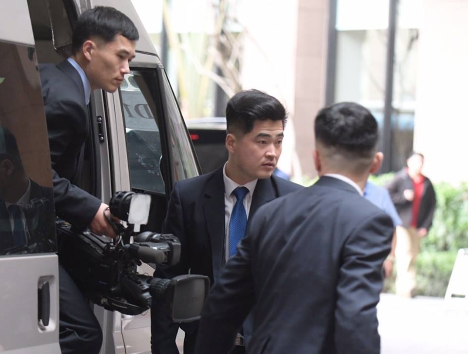 Doan xe cho nhan vien an ninh Trieu Tien ve khach san Melia o Ha Noi hinh anh