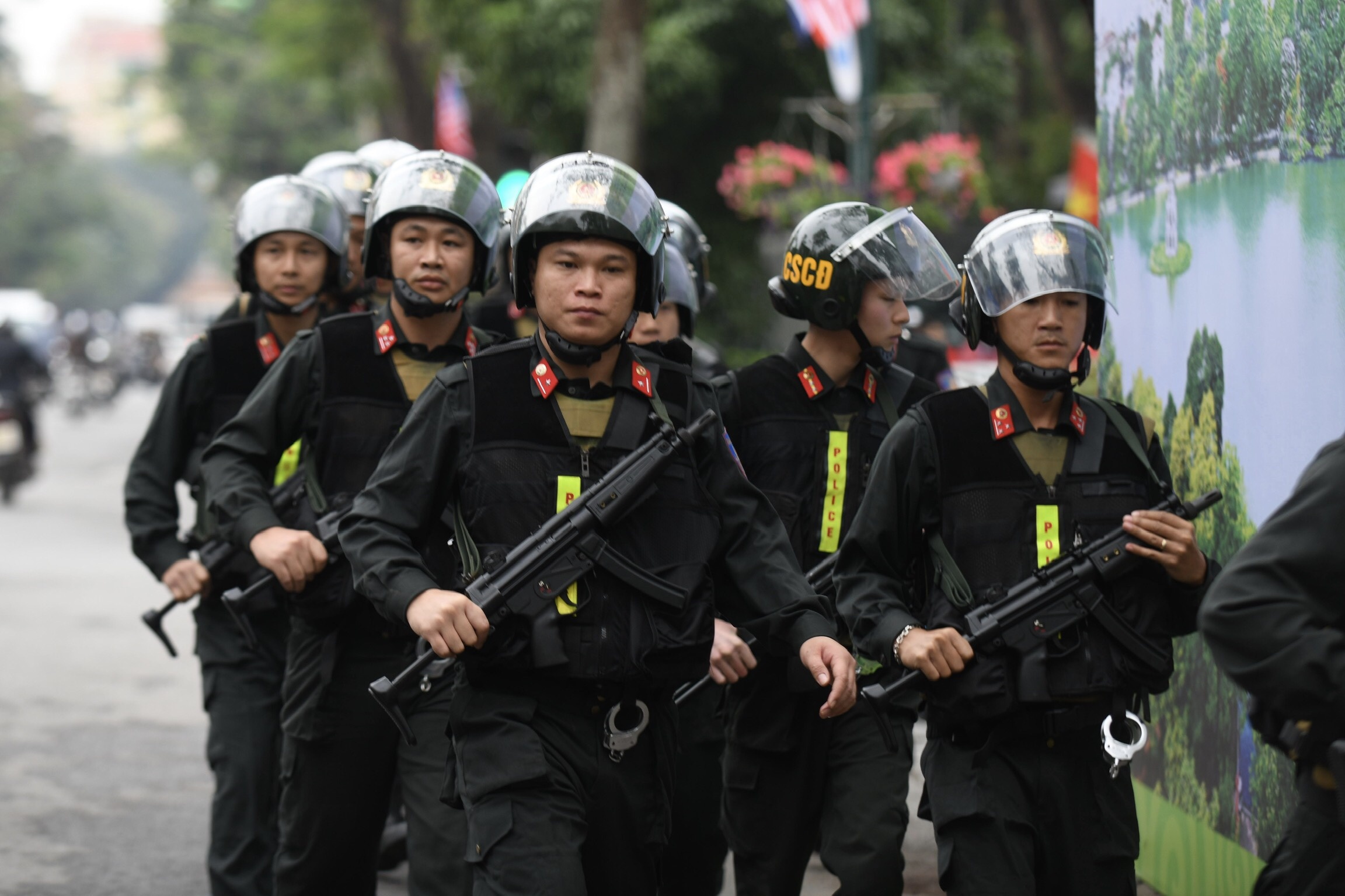 Tang cuong so luong lon canh sat toi khach san cua doan Trieu Tien hinh anh