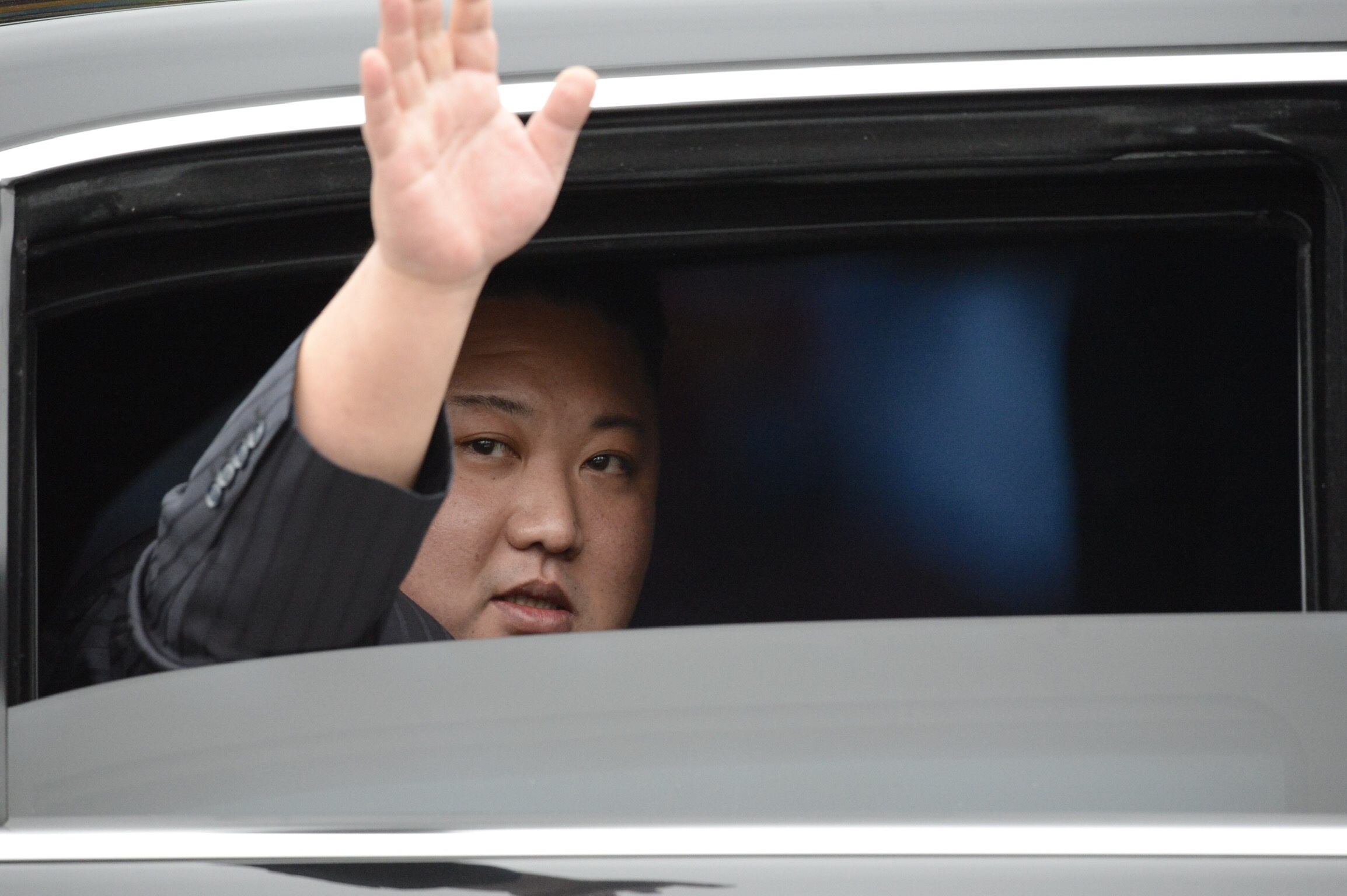 Ong Kim Jong Un vay tay chao nguoi dan khi den Viet Nam hinh anh