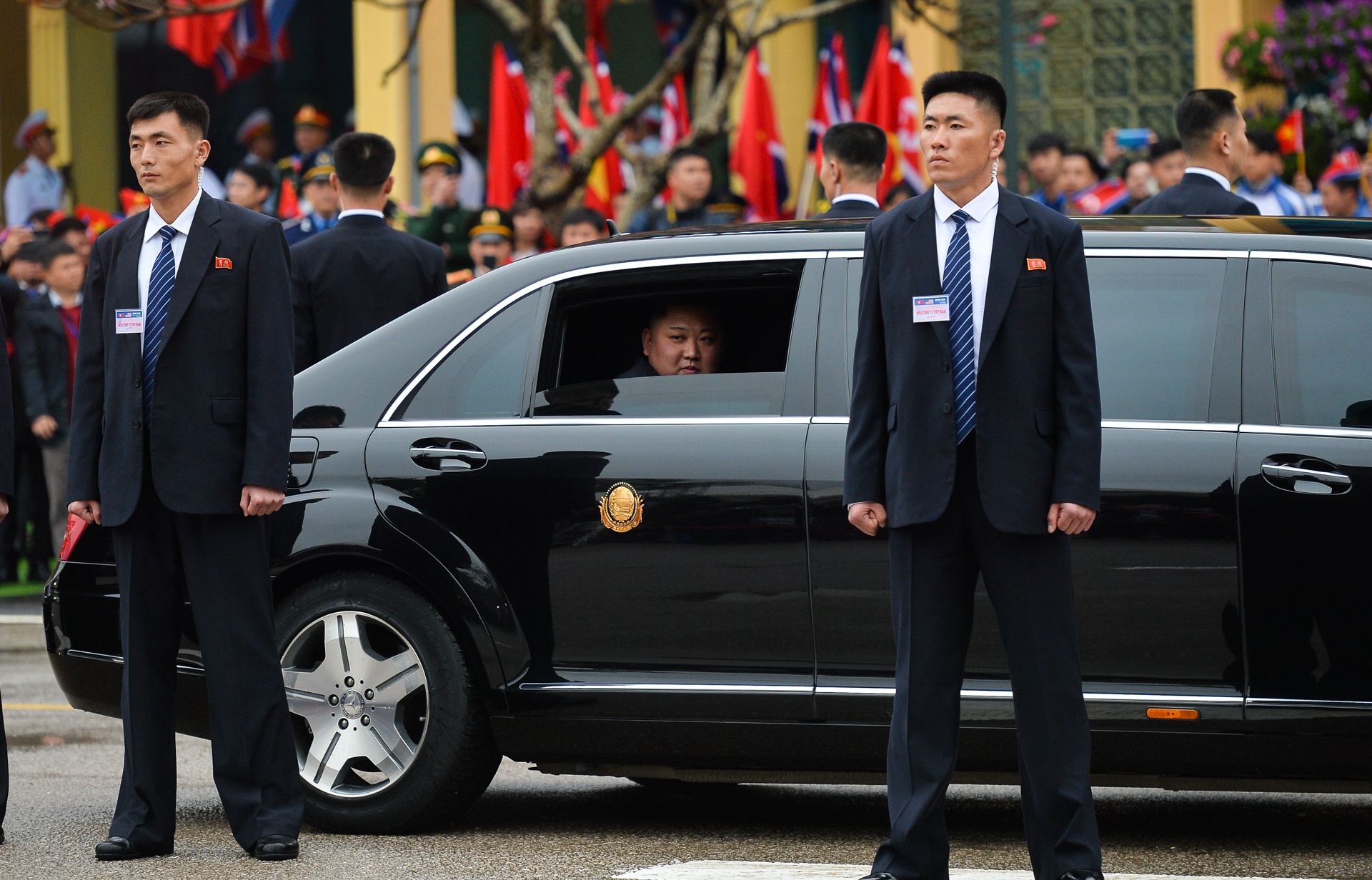 12 ve si chay bo theo xe ong Kim Jong Un tai ga Dong Dang hinh anh