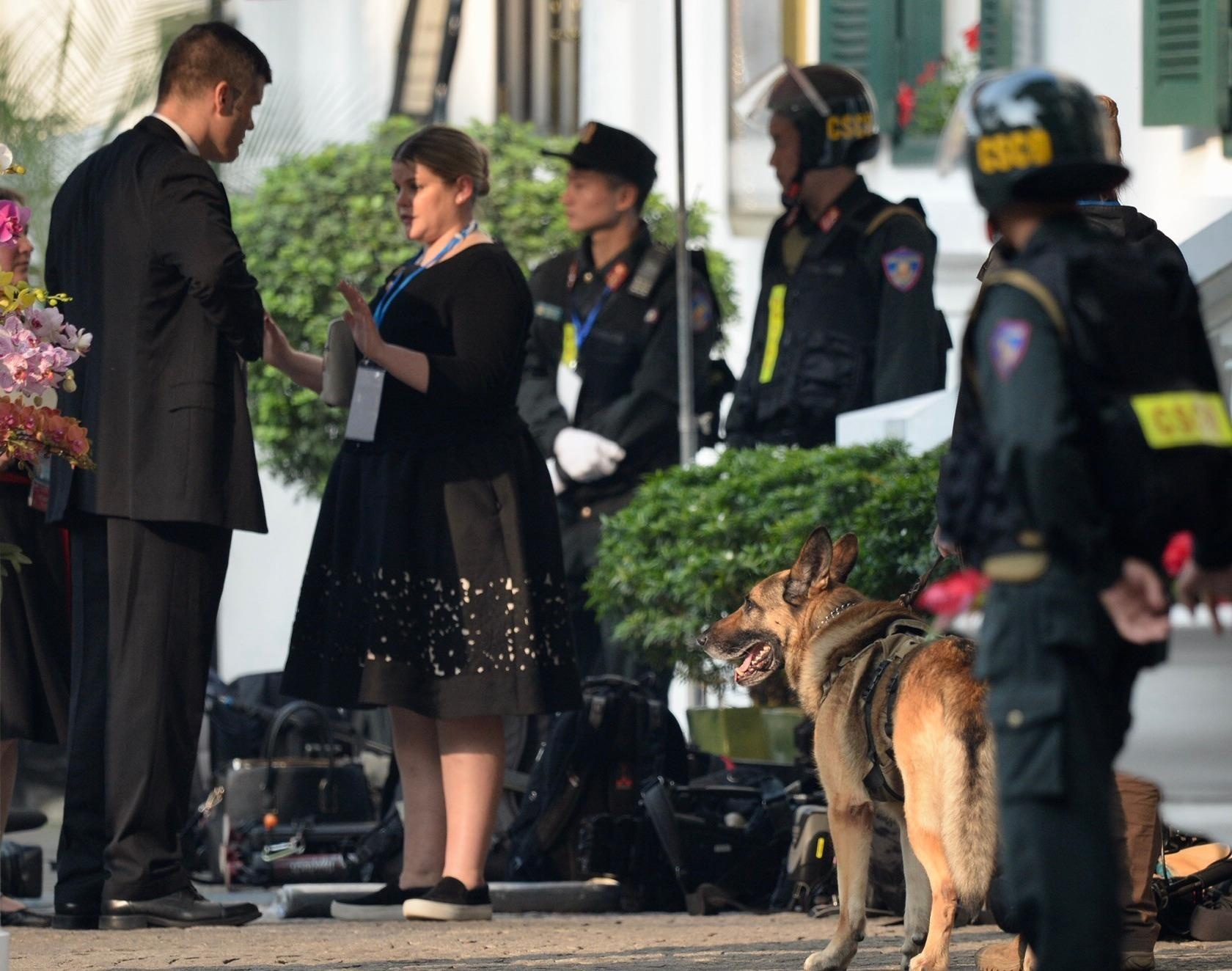 Bao chi Nha Trang ua toi khach san to chuc cuoc gap Trump - Kim hinh anh