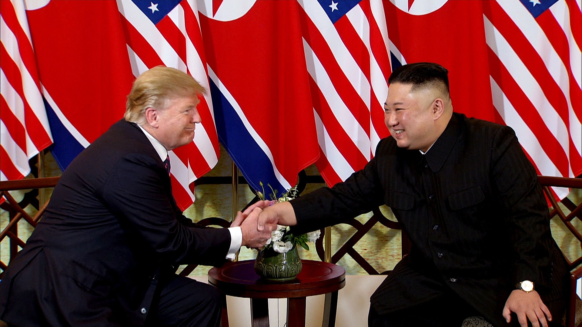 Nhung khoanh khac trong cu bat tay lich su Trump - Kim o HN hinh anh