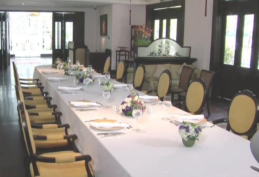 Bat ngo huy an trua, ong Trump va ong Kim quay ve khach san hinh anh