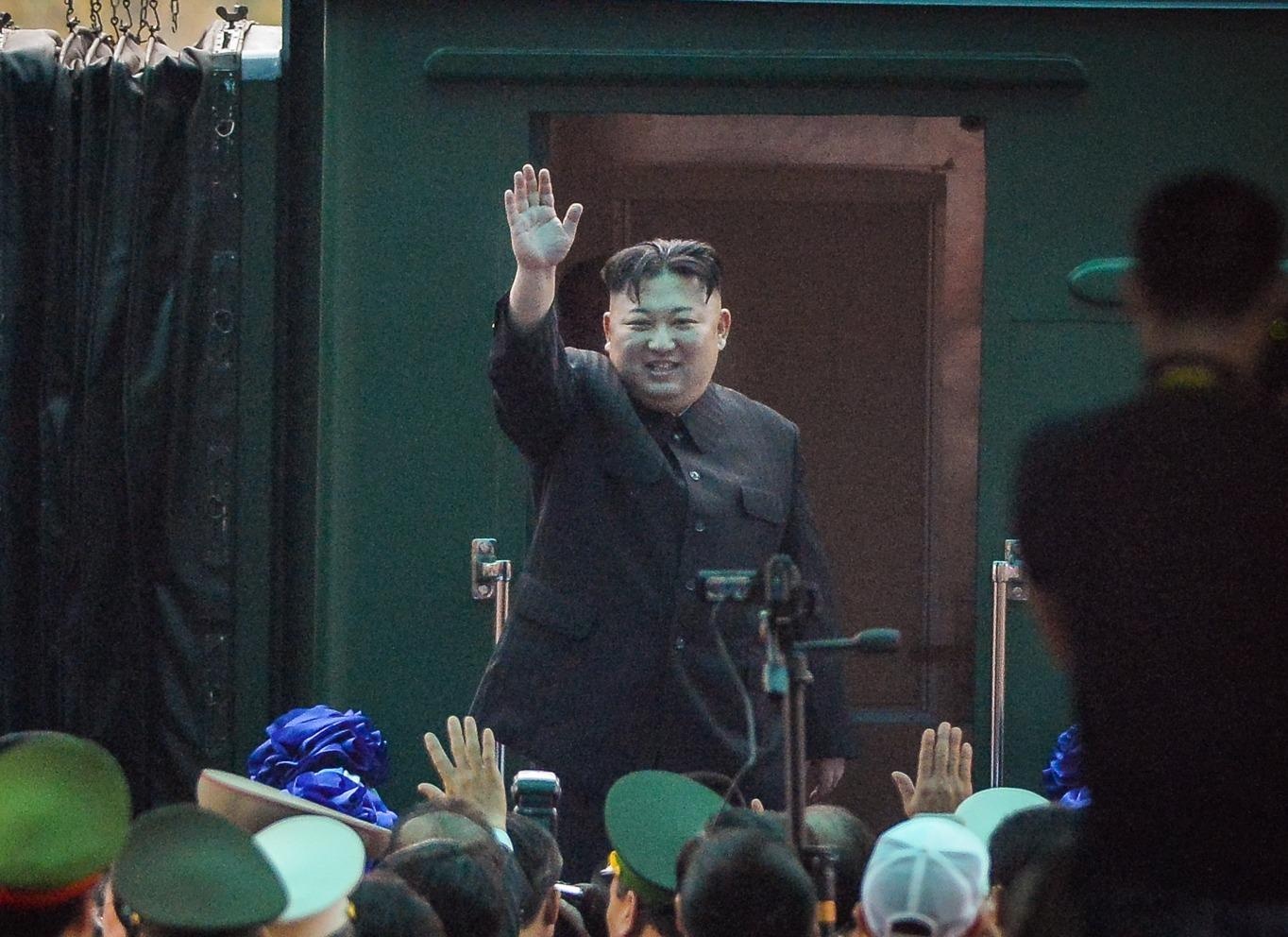 Ong Kim Jong Un len duong ve nuoc, chao tam biet nguoi dan hinh anh