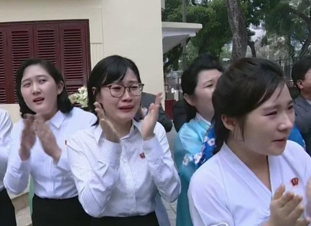 KCTV: Nguoi Trieu Tien o Ha Noi khoc nuc no khi gap ong Kim Jong Un hinh anh