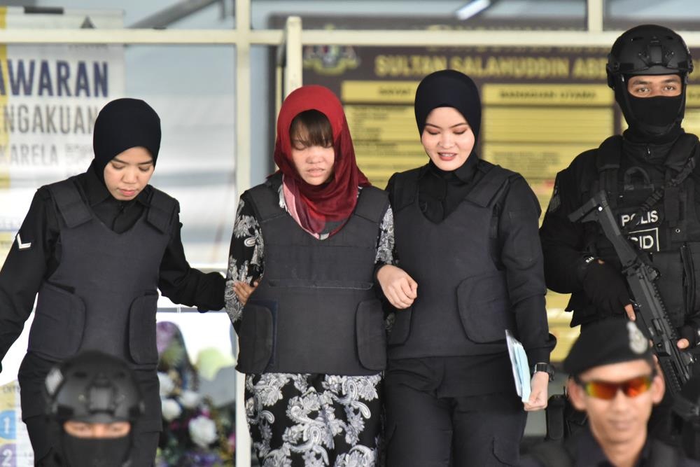 Doan Thi Huong duoc dua den benh vien sau cu soc tai phien toa hinh anh