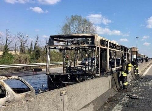 Tai xe Italy phong hoa dot xe buyt cho 51 tre em hinh anh