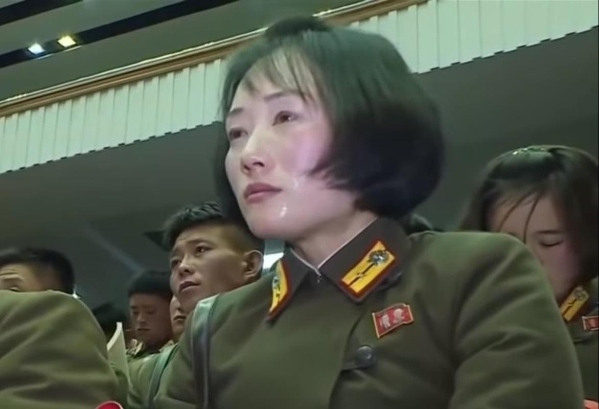 Ong Kim Jong Un phat bieu, quan nhan vua ghi chep vua khoc hinh anh