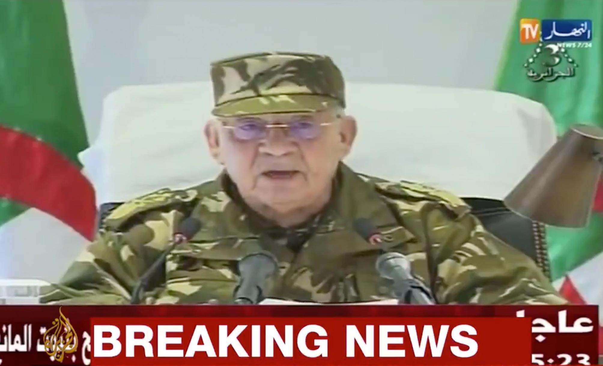 Tu lenh quan doi Algeria buoc tong thong 82 tuoi tu chuc hinh anh