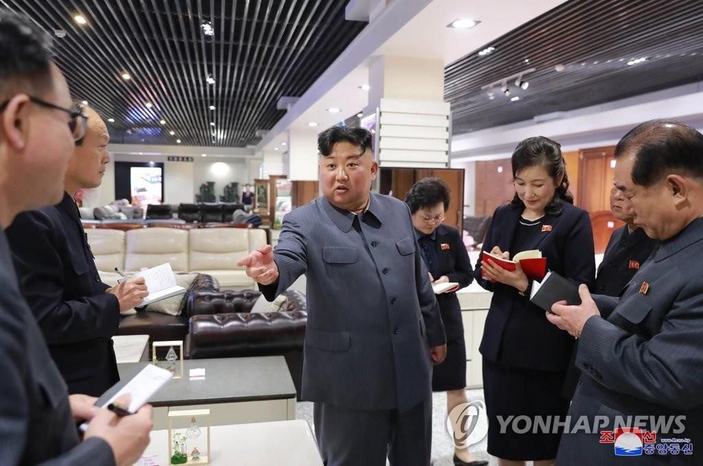 kim jong un thi sat kinh te anh 1