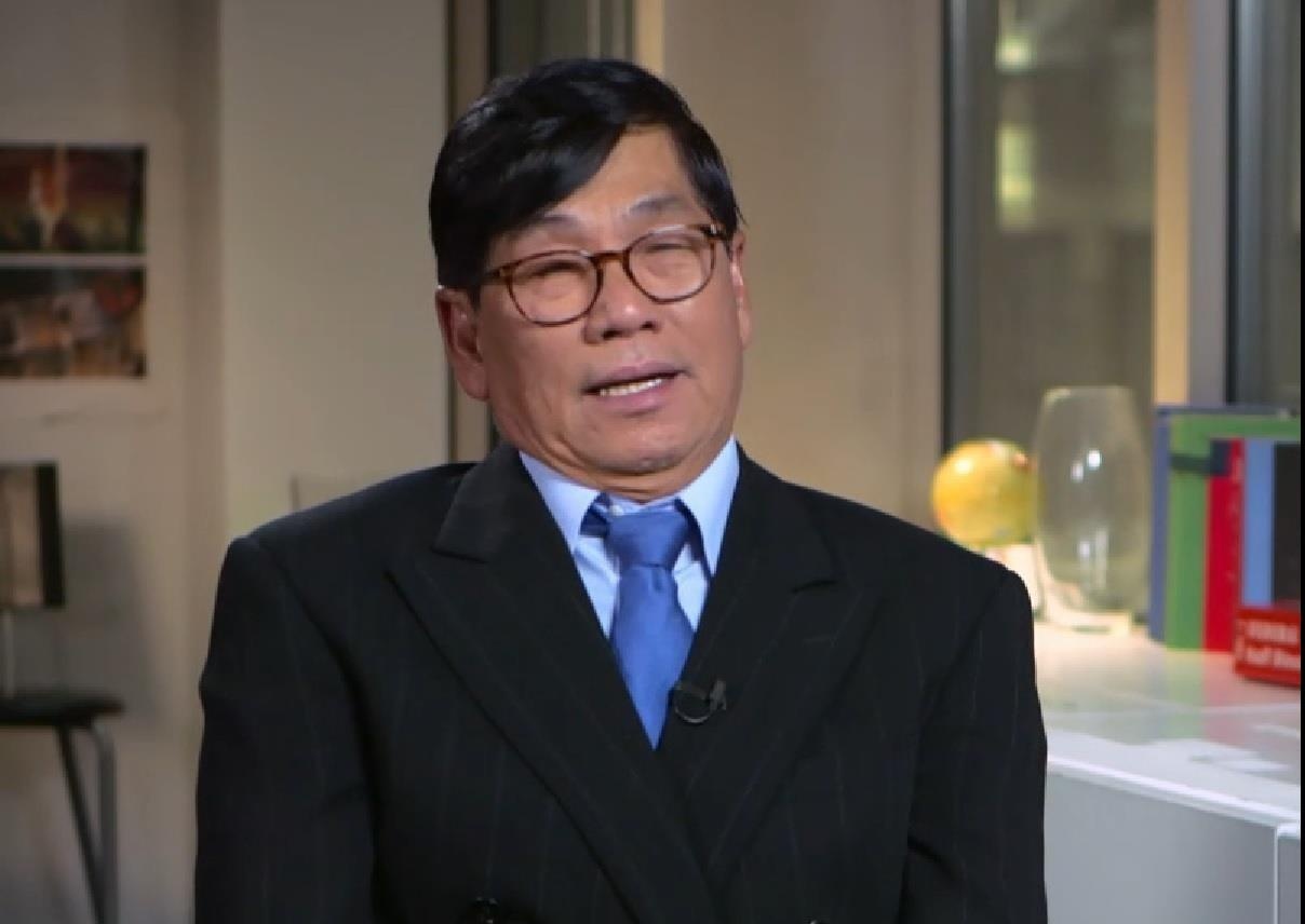 Bac si My goc Viet bi keo le khoi may bay lan dau len tieng hinh anh