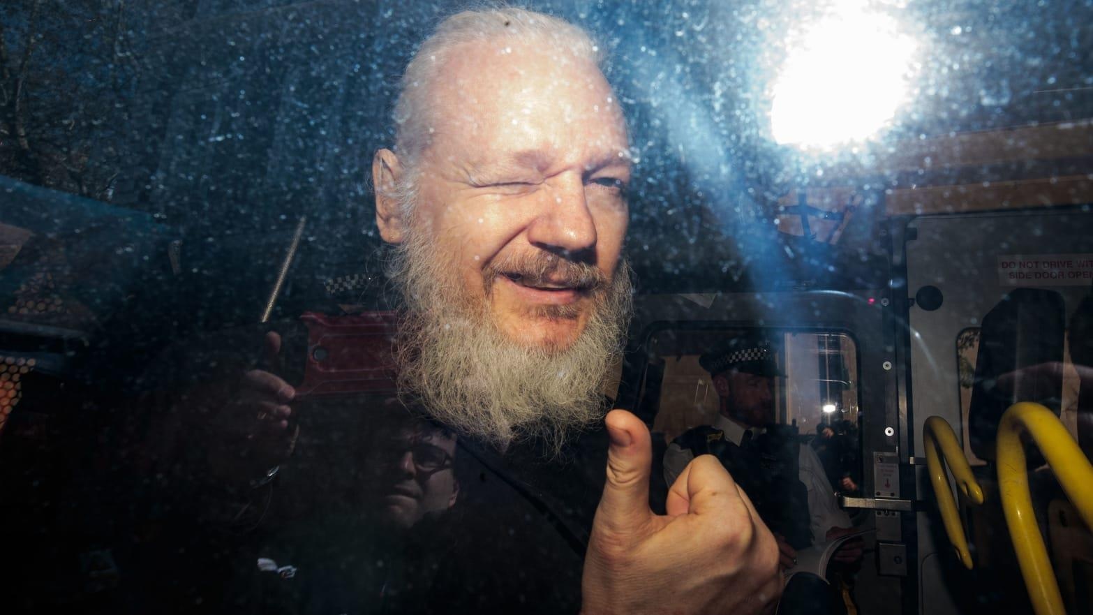 Ong trum WikiLeaks ket thuc 7 nam ti nan va su xau ho cua canh sat Anh hinh anh