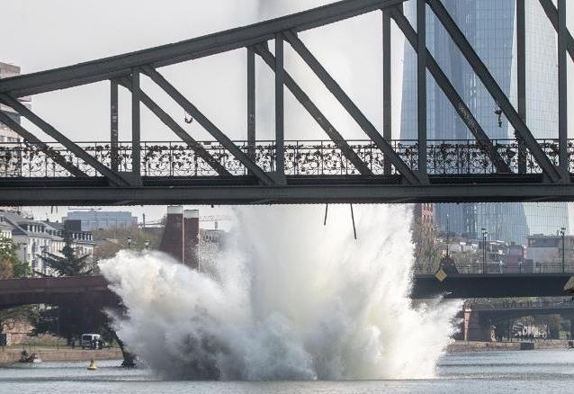 Duc so tan 600 nguoi, pha qua bom The chien 250 kg nam duoi day song hinh anh